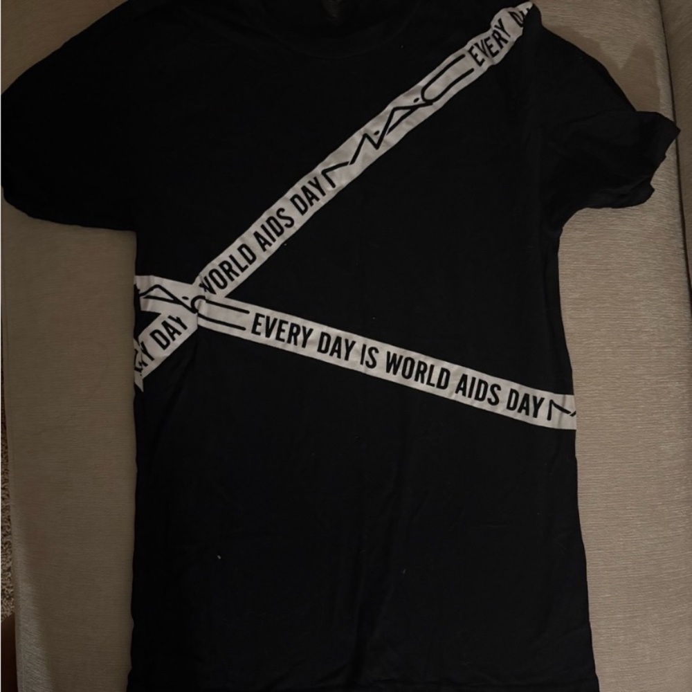 10 Mac cosmetics employee shirts all bundled - Picture 2 of 10